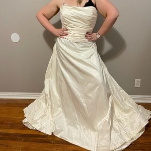 Amy Kuschel wedding dress
